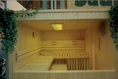 Interbad 1992 in Stuttgart. Das von Koll Saunabau seit Jahren eingef�hrte Biodampfbad Kolldarium ist trotz Gegenwehr von Mitbewerbern und des deutschen Saunabundes nicht mehr wegzudenken. Die Koll-Vital-Color-Sonne ist auch fester Bestandteil in der Vermarktung von Koll geworden, und wird bei Koll in hohen St�ckzahlen gefertigt. Hier wurden von Koll erstmalig schwellenlose Ganzglast�ren serienm��ig in privat genutzten Saunaprogrammen angeboten.