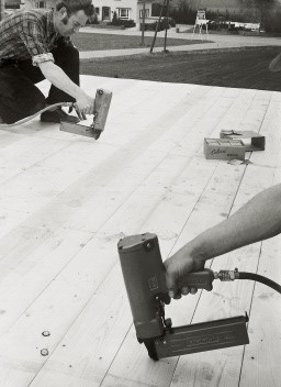 Bau eines Wohnhauses direkt auf dem Betriebsgel�nde. Erweiteiterung des Sortimentes um J�gerz�une, Sauna, Bauelemente, Markisen, Heizk�rperverkleidungen