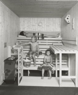 Die Koll Exklusiv-Sauna ca. Ende 70 er / Anfang 80er Jahre. Schon damals wurden unsere Lampengitter f�r die Sauna wie heute mit hohen Widererkennungswert gebaut.